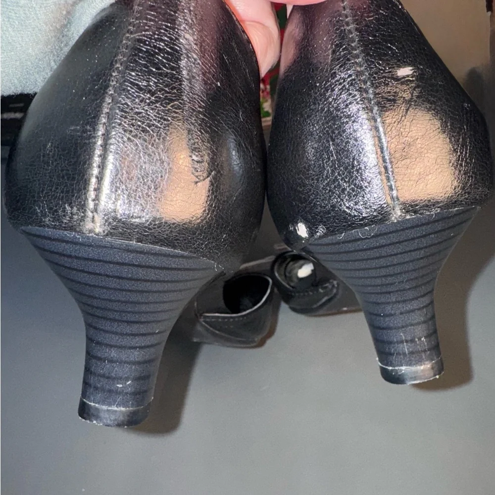 Aerosoles Elegant Black Little Heels with Cream Bow, Size 8 - Picture 12 of 16